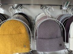 Вішалки для шапок в білому кольорі.
